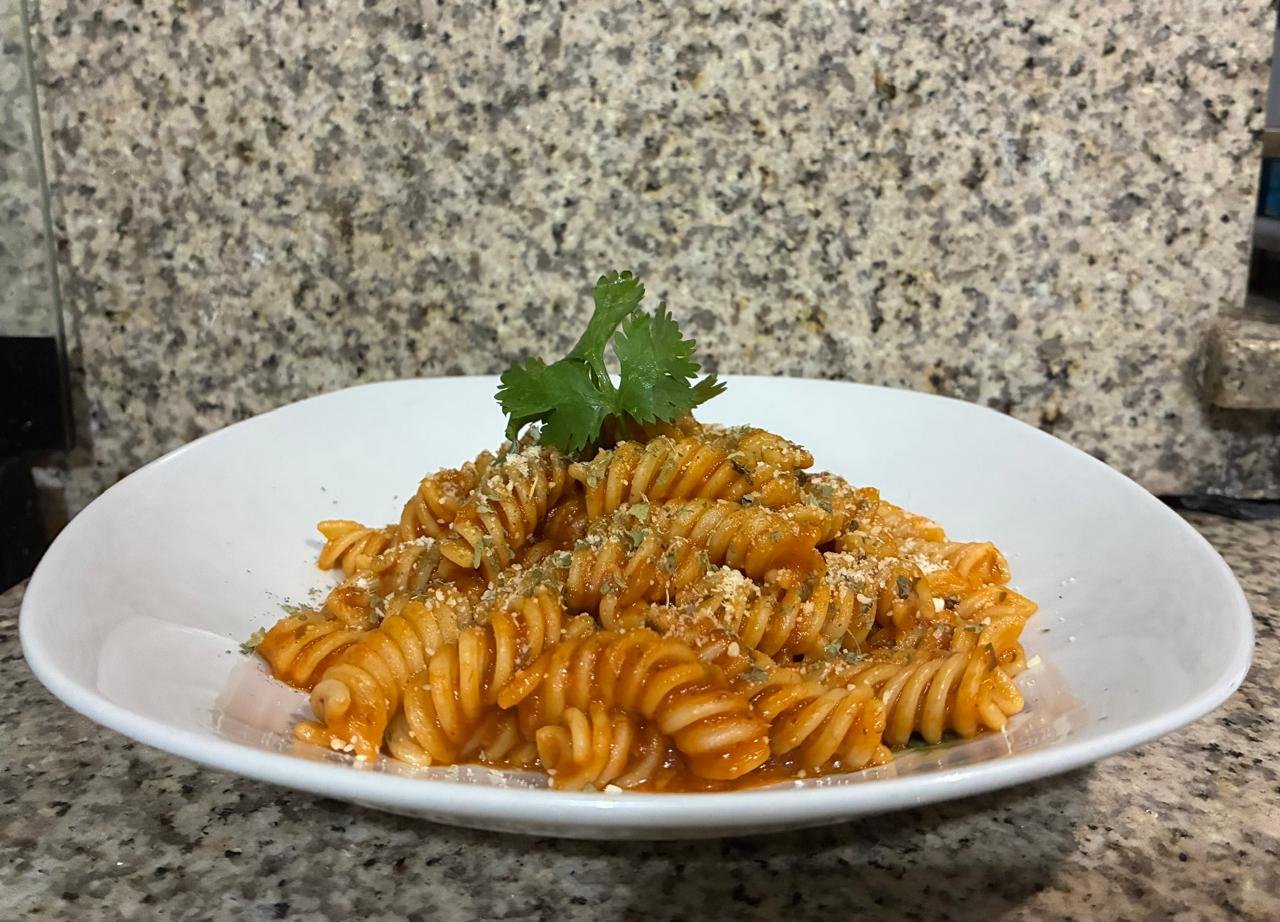 Pasta fusilli con parmesano en el taller de cocina