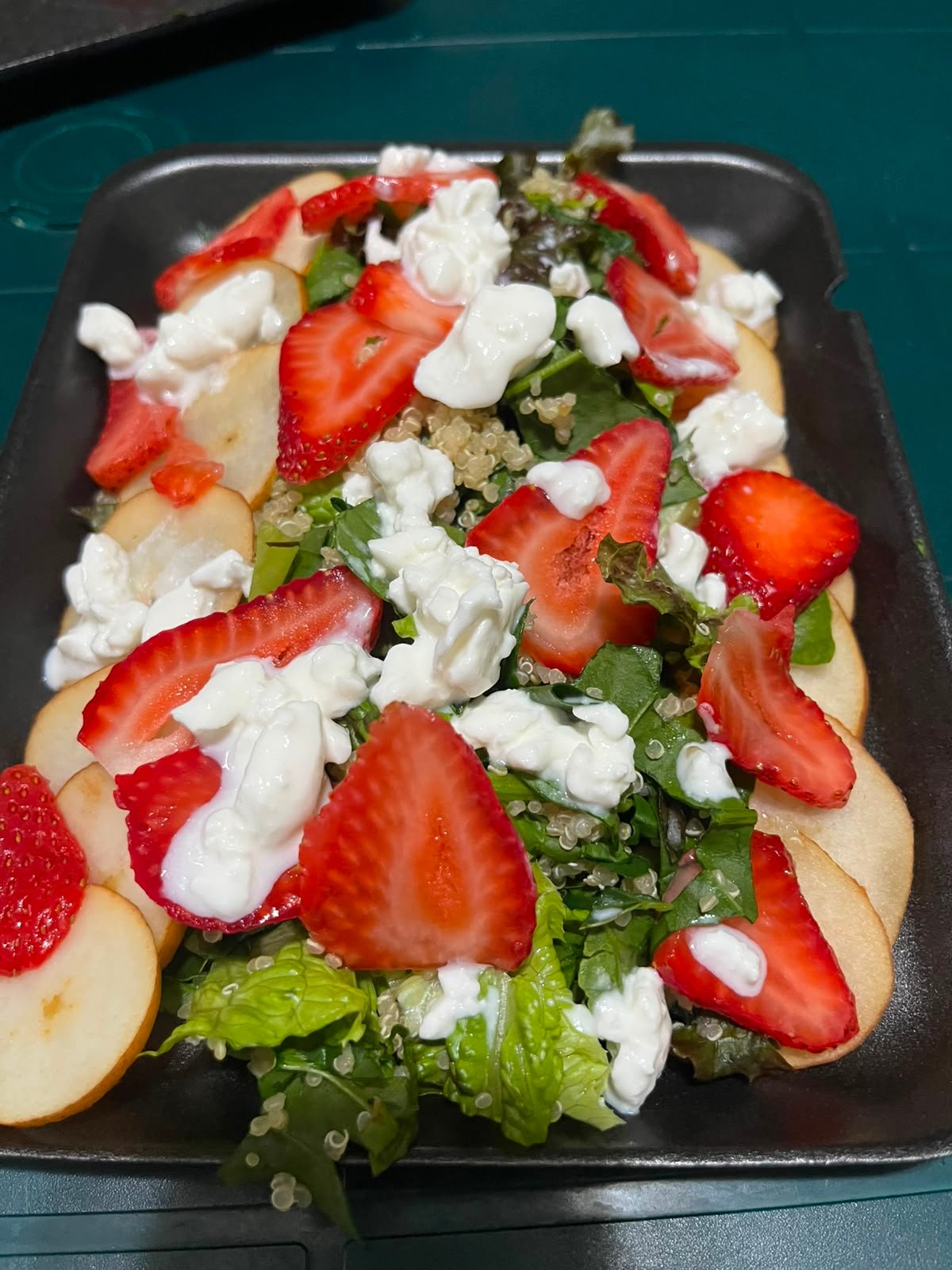 Una ensalada fresca y colorida protagoniza el taller de cocina