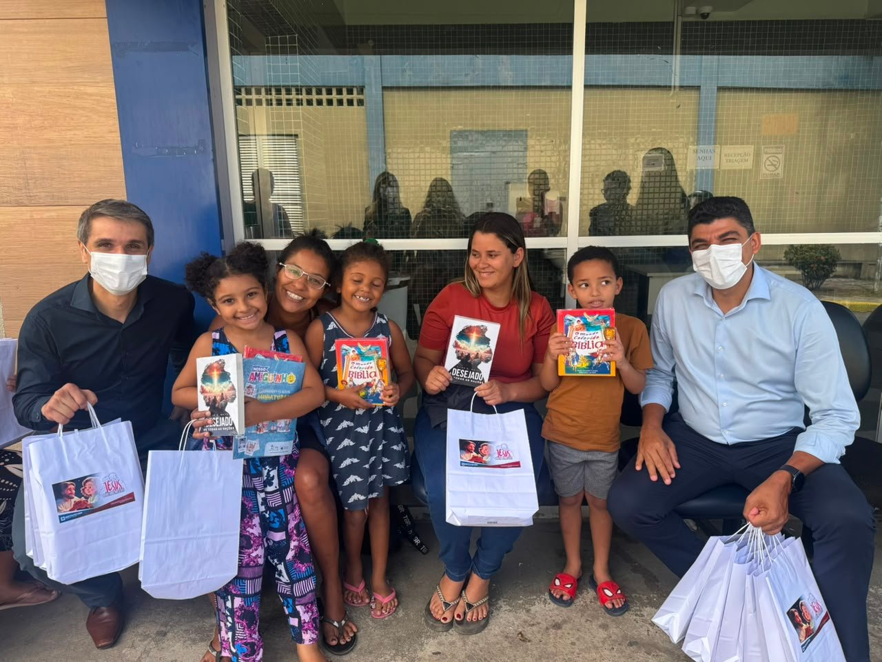 Niños en tratamiento contra el cáncer reciben Biblias y un mensaje de esperanza