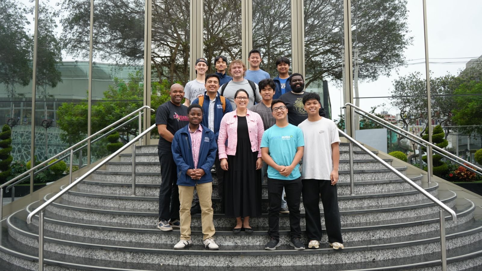 Pastores APC y alumnos del Colegio Adventista Miraflores fueron traductores durante las actividades misioneras